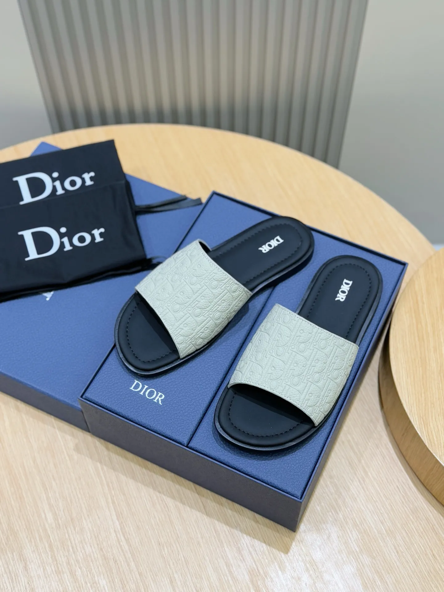 Men's Men's Shoes 💰320 [New Style] 🐝🐝Dior Alias ​​men's leather slippers. This Alias ​​sandal is a new summer product, showing a casual and elegant style. Carefully crafted from grained cow leather and Oblique printed fabric, with cowhide lining! Cross-strap design with metal-clad brass CD Diamond logo. The imported cowhide leather and rubber sole adds sophistication and comfort, while Oblique print-effect anti-slip panels add style. Size: 39-44 (customized at 38.45)